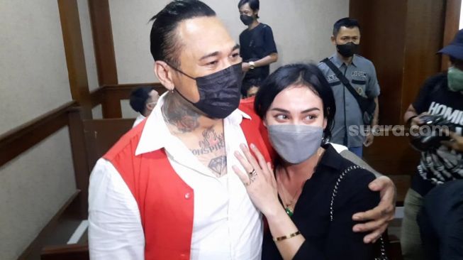 Nora Alexandra Dampingi Jerinx SID di Sidang Vonis Kasus Dugaan Pengancaman [Suara.com/Evi Ariska]