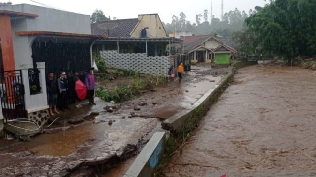 Garut Diterjang Banjir Bandang, Jembatan Rusak dan Puluhan Rumah Warga Terdampak