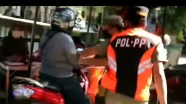 Viral Emak-Emak Naik Motor Panik saat Ada Razia Masker, Publik Soroti Aksi Satpol PP