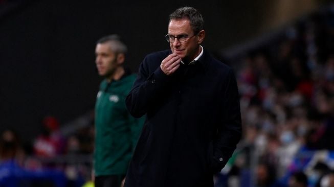 Ekspresi pelatih interim Manchester United, Ralf Rangnick pada laga 16 besar Liga Champions kontra Atletico Madrid di Estadio Wanda Metropolitano, Madrid, Spanyol, Kamis (24/2/2022) dini hari WIB. [OSCAR DEL POZO / AFP]