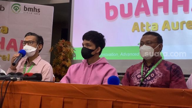 Atta Halilintar jumpa pers bersama tim dokter yang menangani persalinan Aurel Hermansyah [Suara.com/Adiyoga Priyambodo]