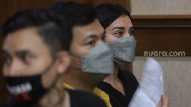 Istri dari terdakwa yang juga musisi I Gede Ari Astina atau Jerinx Superman is Dead (SID), Nora Alexandra menghadiri sidang putusan kasus pengancaman melalui media elektronik pada Adam Deni di Pengadilan Negeri (PN) Jakarta Pusat, Jakarta, Kamis (24/2/2022). [Suara.com/Angga Budhiyanto]