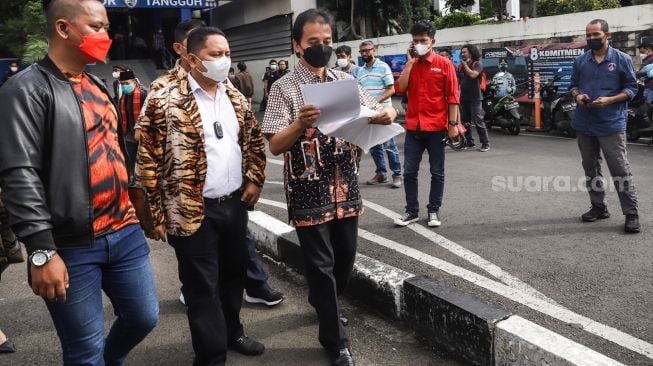 Mantan Menteri Pemuda dan Olahraga (Menpora) Roy Suryo memberikan keterangan usai mendatangi gedung SPKT di Polda Metro Jaya, Jakarta Selatan, Kamis (24/2/2022). [Suara.com/Alfian Winanto]