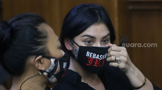 Nora Alexandra Hadiri Sidang Putusan Jerinx SID