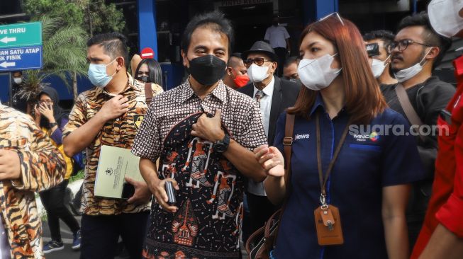 Mantan Menteri Pemuda dan Olahraga (Menpora) Roy Suryo memberikan keterangan usai mendatangi gedung SPKT di Polda Metro Jaya, Jakarta Selatan, Kamis (24/2/2022). [Suara.com/Alfian Winanto]