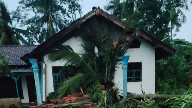 16 Rumah di Way Jepara Lampung Timur Rusak Dihantam Angin Kencang