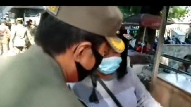 Emak-emak panik saat ada razia masker yang digelar satpol PP (Instagram/warung_jurnalis)