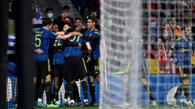 Pemain depan Manchester United asal Swedia Anthony Elanga (tengah) merayakan golnya dengan rekannya pada pertandingan sepak bola Liga Champions UEFA antara Atletico de Madrid dan Manchester United di stadion Wanda Metropolitano di Madrid pada 23 Februari 2022.OSCAR DEL POZO / AFP