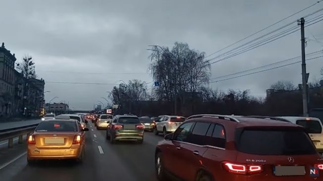 Antrean mobil warga meninggalkan Kiev, Ukraina yang mulai diinvasi Rusia. (YouTube/@NewsReader)