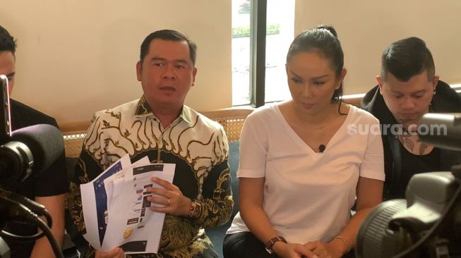 Kalina Oktarani bersama pengacaranya, Surpani Sulaiman.memberi bantahan terkait tudingan selingkuh yang dilayangkan Vicky Prasetyo, Kamis (24/2/2022). [Adiyoga Priyambodo/Suara.com]