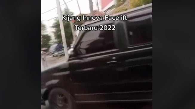 Kijang Innova dengan bentuk tak masuk akal (TikTok/indocarstyle_hondastreet)