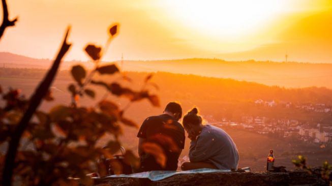 6 Arti Mimpi Bertemu Cinta Pertama, Ada Kenangan Masa Lalu yang Terlalu Sulit Dilupakan