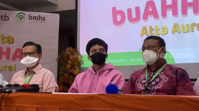 Atta Halilintar jumpa pers bersama tim dokter yang menangani persalinan Aurel Hermansyah [Suara.com/Adiyoga Priyambodo]