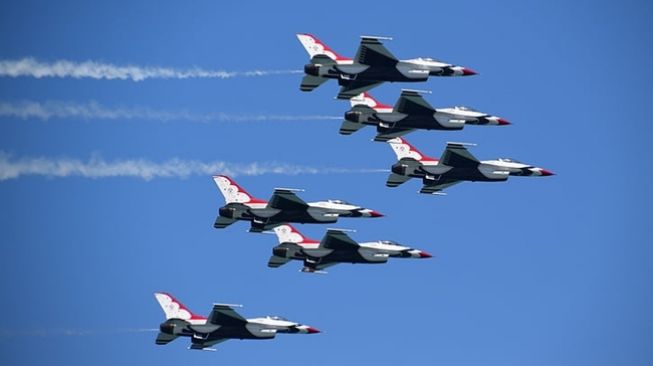 Pesawat Tempur F-16 Fighting Falcon Akan Bentuk Formasi Angka 77 di Atas Istana Negara