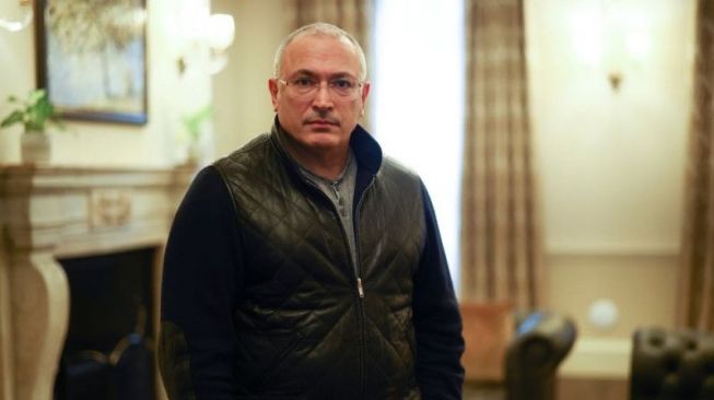 Mantan taipan Rusia Mikhail Khodorkovsky berpose usai diwawancarai Reuters di London, Inggris, 18 Januari 2021. (ANTARA/Reuters/Henry Nicholls/as)
