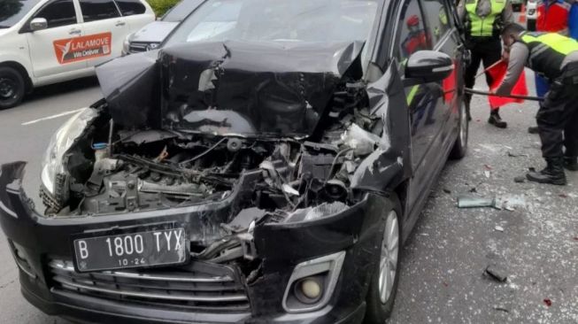 Mobil Suzuki Ertiga Disundul Truk di Tol Jorr Lenteng Agung hingga Ringsek, Sopir Ngaku Rem Blong