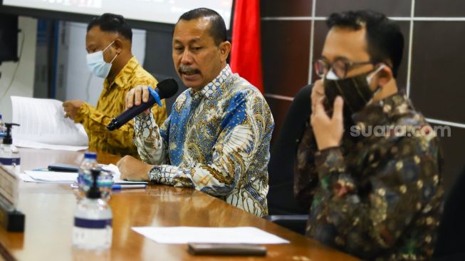 Ketua Komnas HAM Ahmad Taufan Damanik (tengah) didampingi Komisioner Komnas HAM M Choirul Anam (kiri) dan Beka Ulung Hapsara (kanan) memberikan keterangan saat konferensi pers di Kantor Komnas HAM, Jakarta Pusat, Kamis (24/2/2022) . [Suara.com/Alfian Winanto]