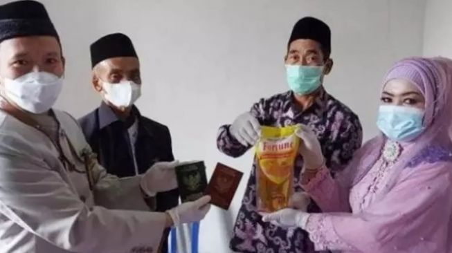 Ini Alasan Pasangan Pengantin Menikah Dengan Mahar Satu Liter Minyak Goreng