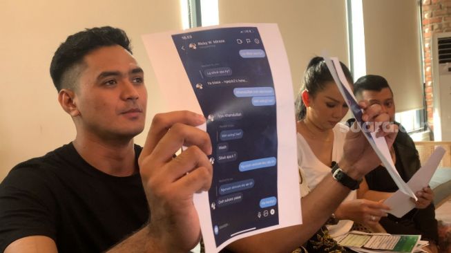 Ricky Miraza mengungkap bukti soal percakapannya dengan Kalina Oktarani. Ricky membantah tudingan selingkuh yang dilontarkan Vicky Prasetyo. [Adiyoga Priyambodo/Suara.com]