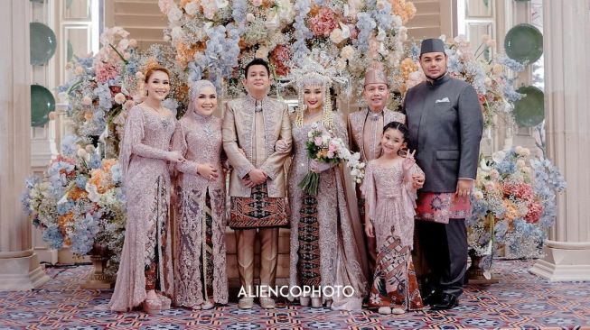 Ivan Gunawan nampak menyatu dengan keluarga Ayu Ting Ting. [Instagram/Aliencophoto]