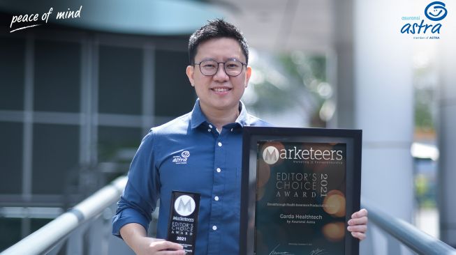 Chief Digital Officer Asuransi Astra, Teddy Suryawan menerima penghargaan Marketeers Editor’s Choice Award 2021 [Asuransi Astra].