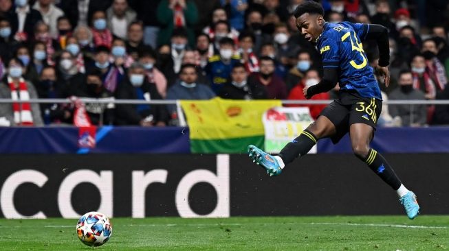 Penyerang Manchester United, Anthony Elanga beraksi pada laga 16 besar Liga Champions kontra Atletico Madrid di Estadio Wanda Metropolitano, Madrid, Spanyol, Kamis (24/2/2022) dini hari WIB. [OSCAR DEL POZO / AFP]