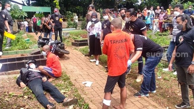 Sempat Melawan, Begini Detik-detik Dua Pembunuh Bayaran Habisi Nyawa Ficky Di TPU Kober