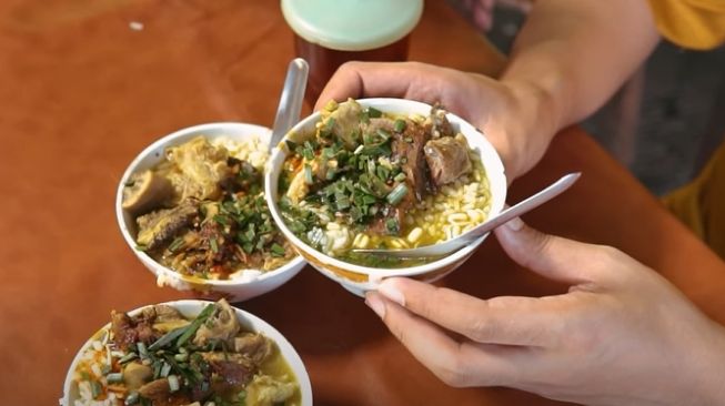 Sajian soto daging Mbok Ireng, makanan khas Blitar (YouTube/Dyodoran)