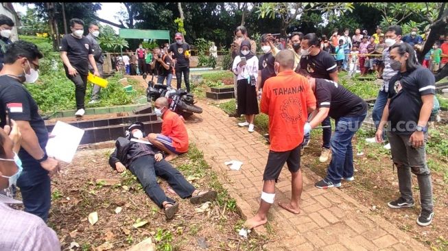 Dicekik hingga Ditusuk, 20 Adegan Sadis Cewek LGBT dan Pembunuh Bayaran Habisi Nyawa Ficky di Kuburan