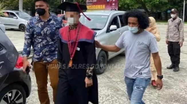 Tahanan Polres Gorontalo Kota Mengikuti Proses Wisuda Universitas Negeri Gorontalo Dengan Pengawalan Ketat Polisi