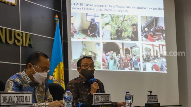 Ketua Komnas HAM Ahmad Taufan Demanik (kiri) didampingi Komisioner Komnas HAM Beka Ulung Hapsara (kanan) memberikan keterangan saat konferensi pers di Kantor Komnas HAM, Jakarta Pusat, Kamis (24/2/2022) . [Suara.com/Alfian Winanto]