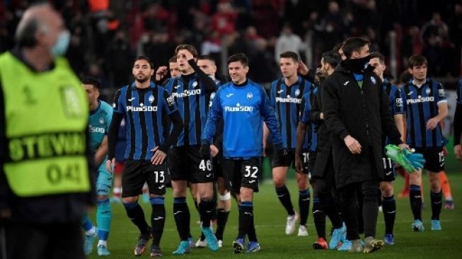 Para pemain Atalanta merayakan kemenangan pada leg kedua play-off babak sistem gugur Liga Eropa UEFA antara Olympiacos FC dan Atalanta FC di Stadion Georgios Karaiskakis di Piraeus, di pinggiran Athena, pada 24 Februari 2022.Louisa Gouliamaki / AFP