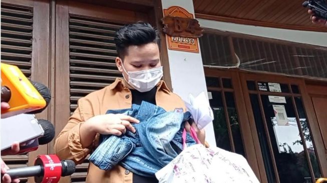 Salah seorang kerabat Ayu Aulia, Adhe mengungkap bekas celana jeansnya yang terkena noda "darah" dari Ayu. [Yuliani/Suara.com]