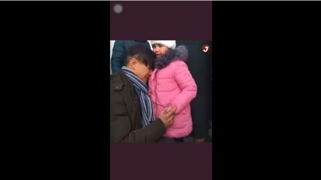 Bikin Mewek! Viral Video Ayah Asal Ukraina Nangis Berpisah Dengan Anak Istri, Diduga Ikut Perang