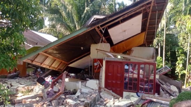 Gempa Pasaman Barat, PT Semen Padang Kirim Logistik 500 Kg Beras Bagi Pengungsi