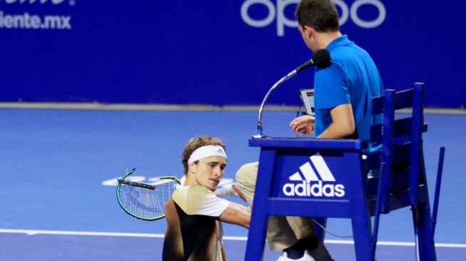 Petenis Alexander Zverev ngamuk pukuli kursi wasit. [ANTARA/REUTERS/HO-Abierto Mexico de Tenis]