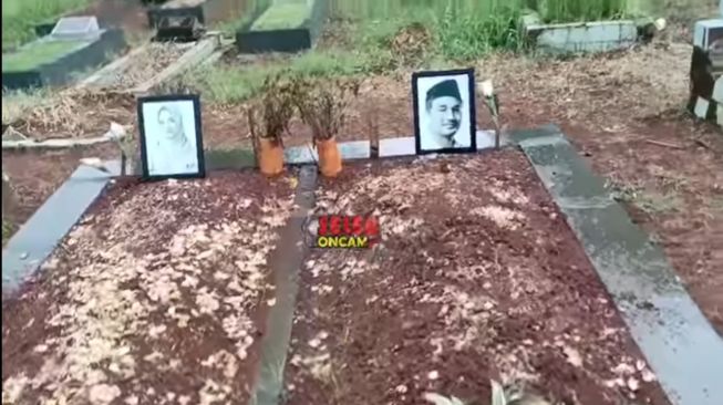 Makam Bibi Ardiansyah dan Vanessa Angel. 