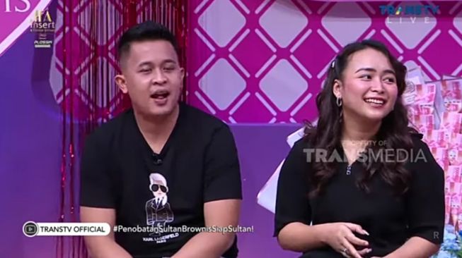 adik Ayu Ting Ting & suami (YouTube/TRANS TV Official)