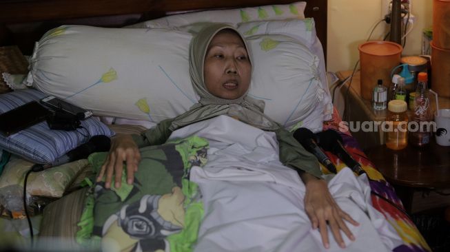 Ibunda Kalina Oktarani, Erlan Wardhania memberikan keterangan pers di kediamannya di kawasan Ciputat, Tangerang Selatan, Banten, Jumat (25/2/2022). [Suara.com/Angga Budhiyanto]