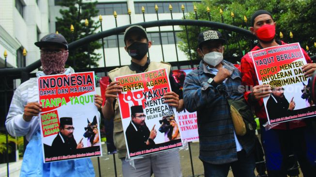 Sejumlah massa melakukan unjuk rasa di depan Kantor Kementerian Agama (Kemenag), Jakarta, Jumat (25/2). [Suara.com/Septian]
