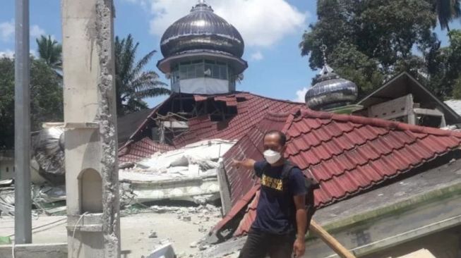 Kapolri Jenderal Listyo Sigit Perintahkan Seluruh Jajaran Gerak Cepat Bantu Korban Gempa Pasaman Barat