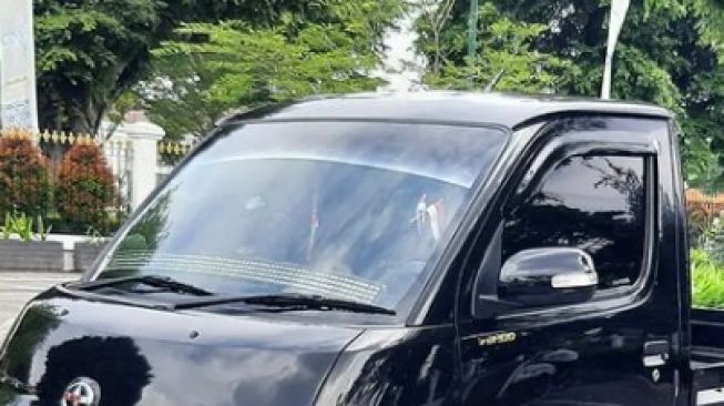Potret Mobil Pikap Melintas di Jalan Jadi Sorotan Publik, Emblemnya Nano-nano