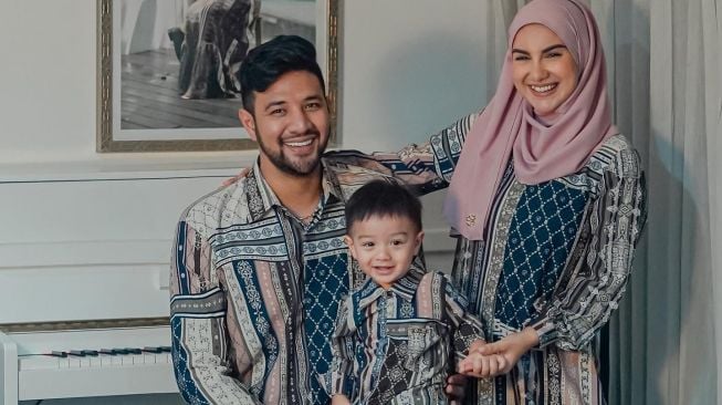 Ammar Zoni dan Irish Bella bersama putranya. [Instagram]