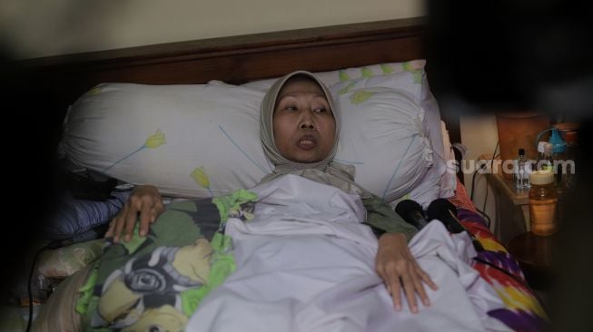 Ibunda Kalina Oktarani, Erlan Wardhania memberikan keterangan pers di kediamannya di kawasan Ciputat, Tangerang Selatan, Banten, Jumat (25/2/2022). [Suara.com/Angga Budhiyanto]