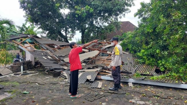 Puting Beliung Memorakporandakan 11 Rumah di Desa Bedewang Banyuwangi