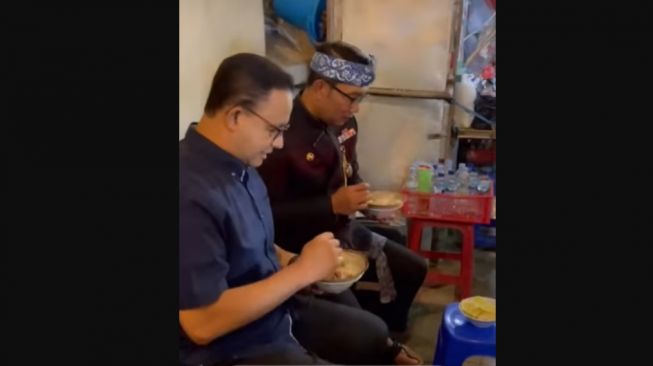 Makin Mesra, Usai Main Bola Di JIS, Anies Dan Ridwan Kamil Kini Santap Bubur Bareng Di Bandung