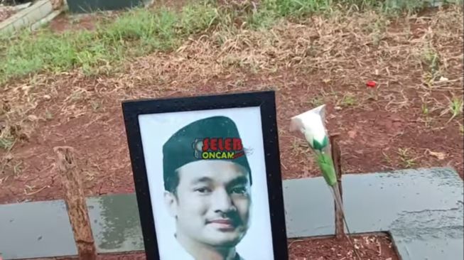 Makam Bibi Ardiansyah dan Vanessa Angel. 