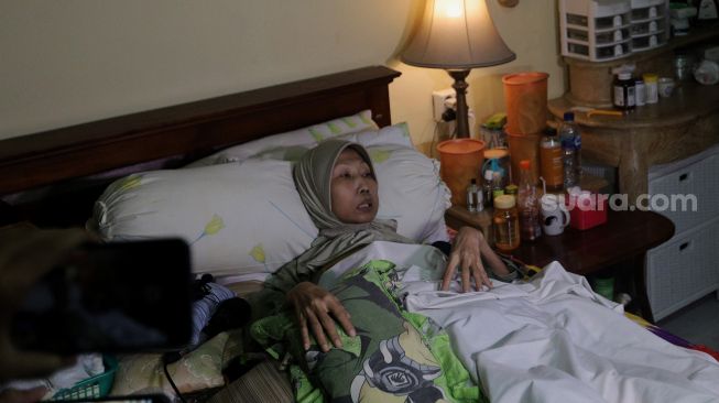 Ibunda Kalina Oktarani, Erlan Wardhania memberikan keterangan pers di kediamannya di kawasan Ciputat, Tangerang Selatan, Banten, Jumat (25/2/2022). [Suara.com/Angga Budhiyanto]