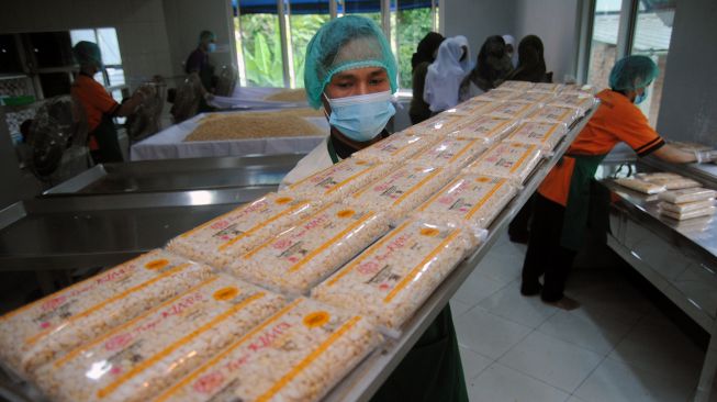 Sejumlah pekerja memproduksi tempe di Rumah Tempe Indonesia, Cilendek, Kota Bogor, Jawa Barat, Jumat (25/2/2022). ANTARA FOTO/Arif Firmansyah