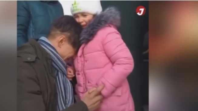 Viral Momen Tangis Ayah di Ukraina Pecah Saat Peluk Putrinya yang Terpaksa Berpisah Akibat Invasi Rusia